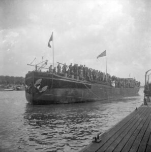 1945-06-Parkhaven-repatrinnten-per-schip-fotop-van-Rhijn (SAR).jpg